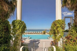 حمام سباحة خارجي