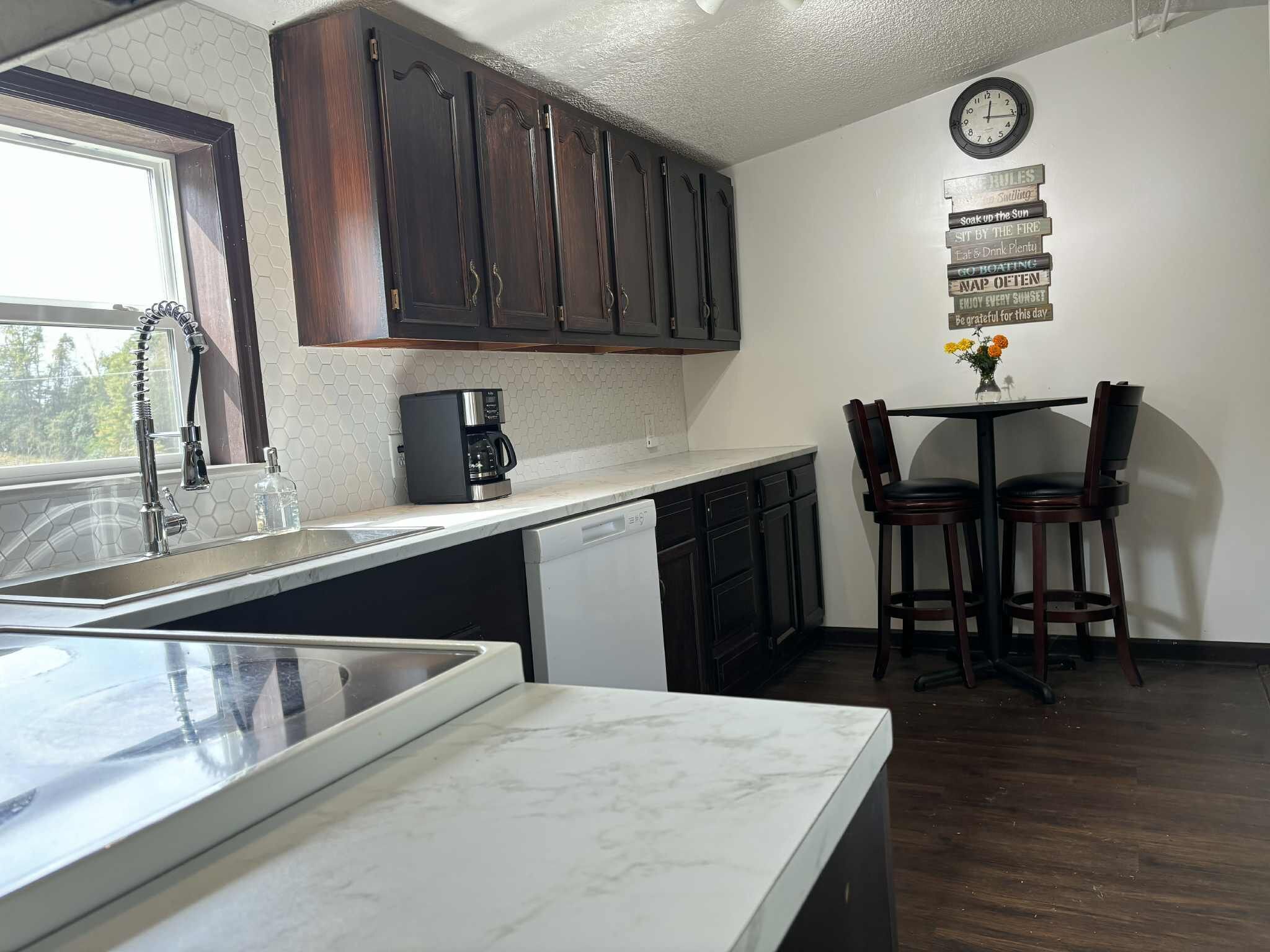 Microondas, horno, parrilla de estufa y lavavajillas 