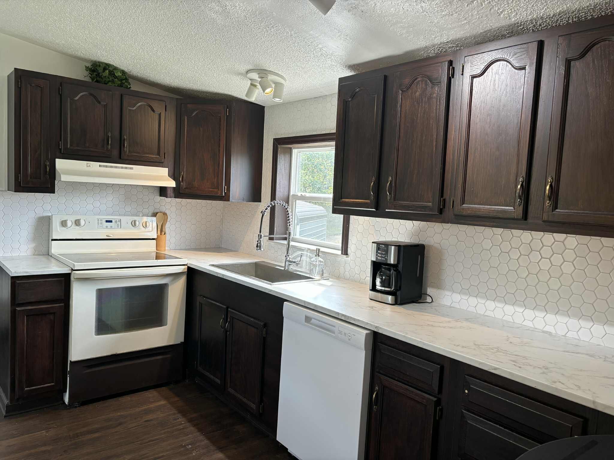 Microondas, horno, parrilla de estufa y lavavajillas 