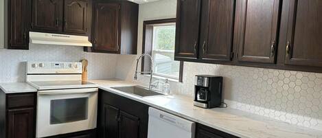 Micro-ondes, four, plaque de cuisson, lave-vaisselle