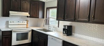 Newly Remodeled & Stylish Guest Hideaway: Sleeps 6