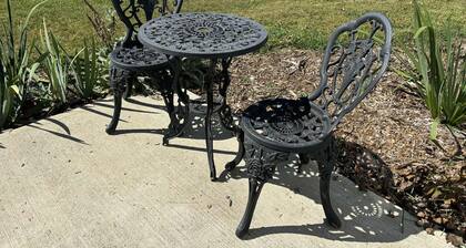 Newly Remodeled & Stylish Guest Hideaway on Private Acreage: Sleeps 6