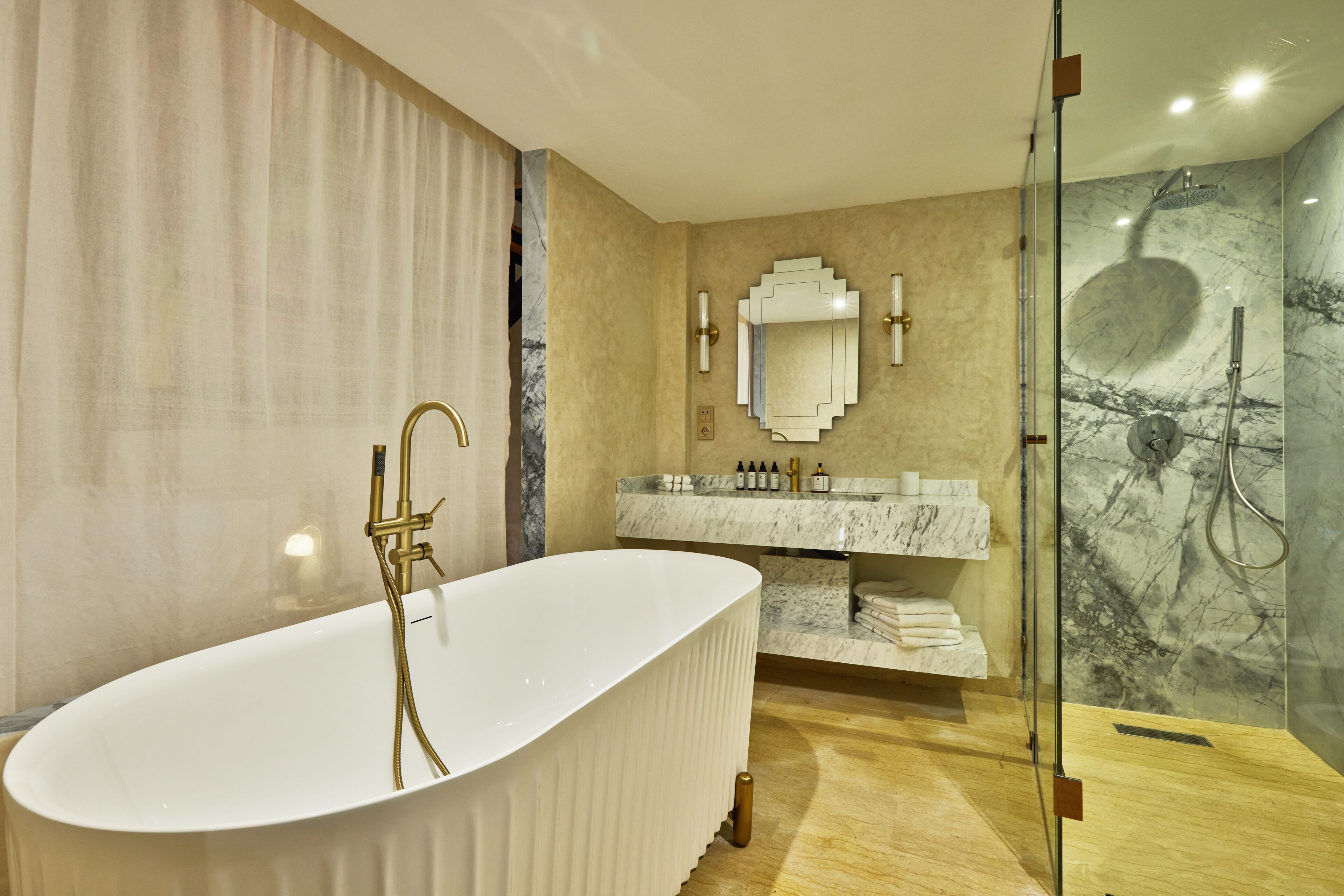Luxury-Suite | Badezimmer | Haartrockner, Handtücher, Seife, Shampoo