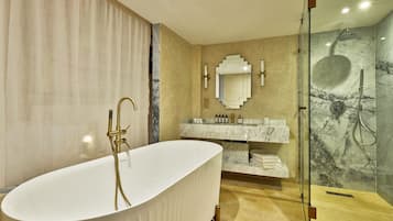 Luxury-Suite | Badezimmer | Haartrockner, Handtücher, Seife, Shampoo