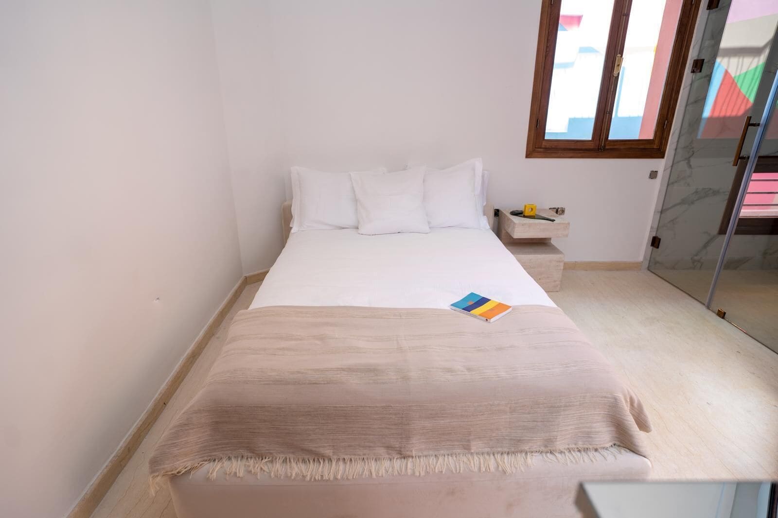 Kahden hengen deluxe-huone | Tallelokero huoneessa, pimennysverhot, ilmainen Wi-Fi