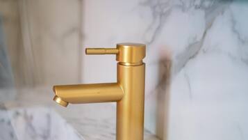 Secador de pelo, toallas, jabón, shampoo