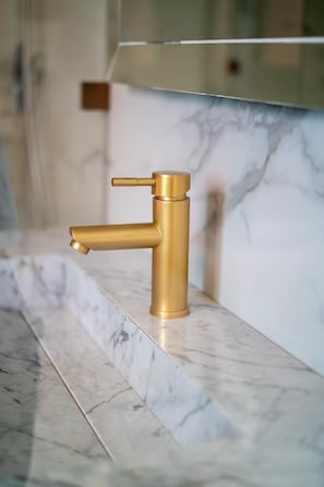 Doppia Deluxe | Bagno | Asciugacapelli, asciugamani, sapone, shampoo