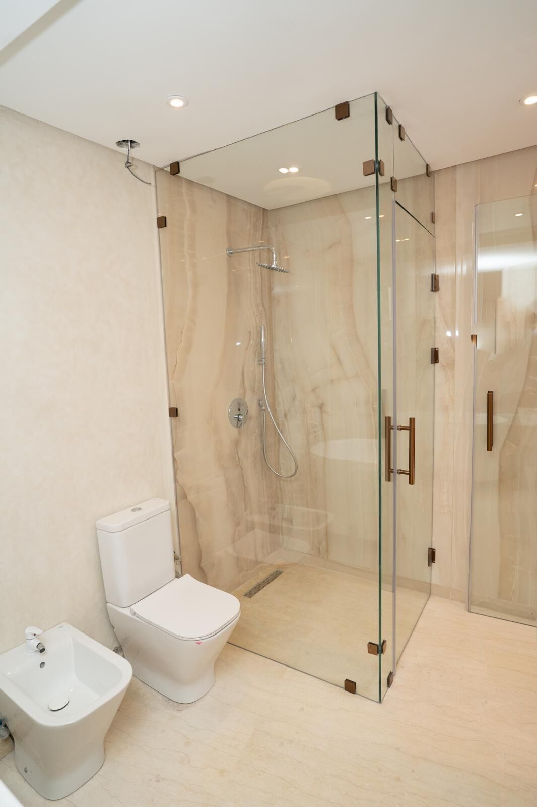 Classic Double Room | Bathroom | Hair dryer, towels, soap, shampoo