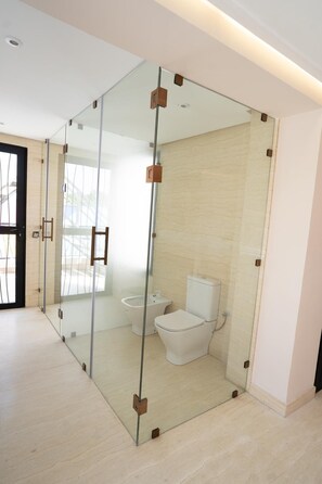 Suite – deluxe | Bad | Hårføner, håndklær, såpe og sjampo