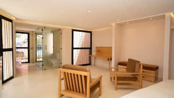 Suite – deluxe | Safe på rommet, blendingsgardiner og wi-fi (inkludert)