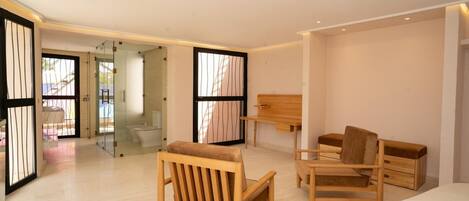 Suíte luxo | Cofres nos quartos, cortinas blackout, Wi-Fi de cortesia