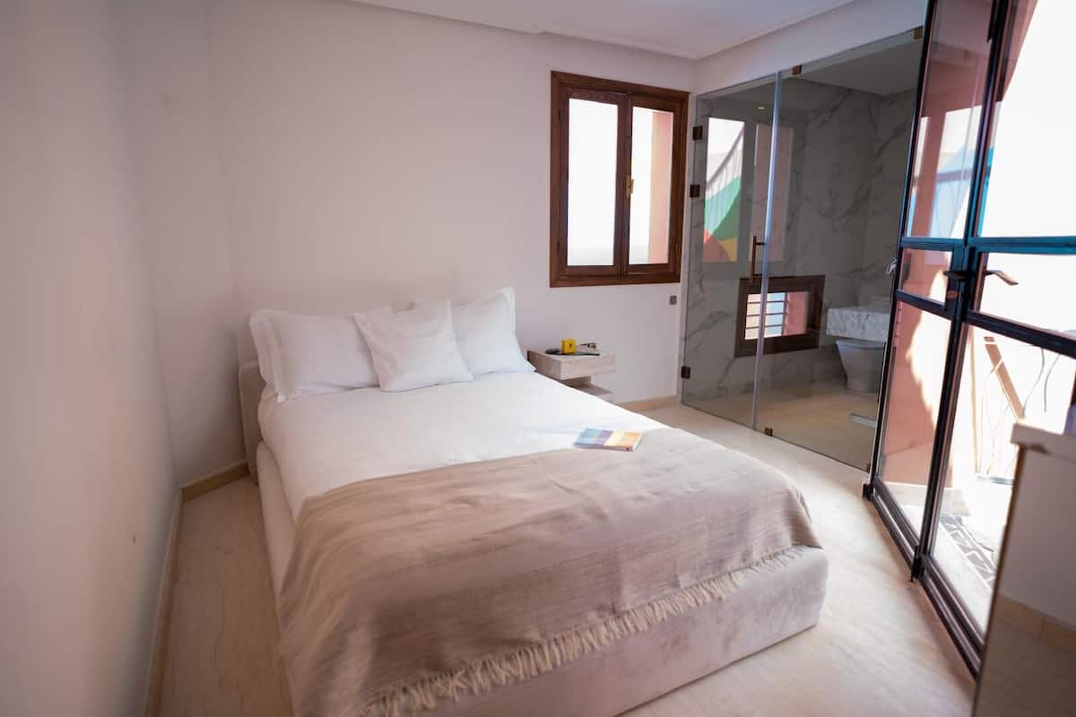 Kahden hengen classic-huone | Tallelokero huoneessa, pimennysverhot, ilmainen Wi-Fi