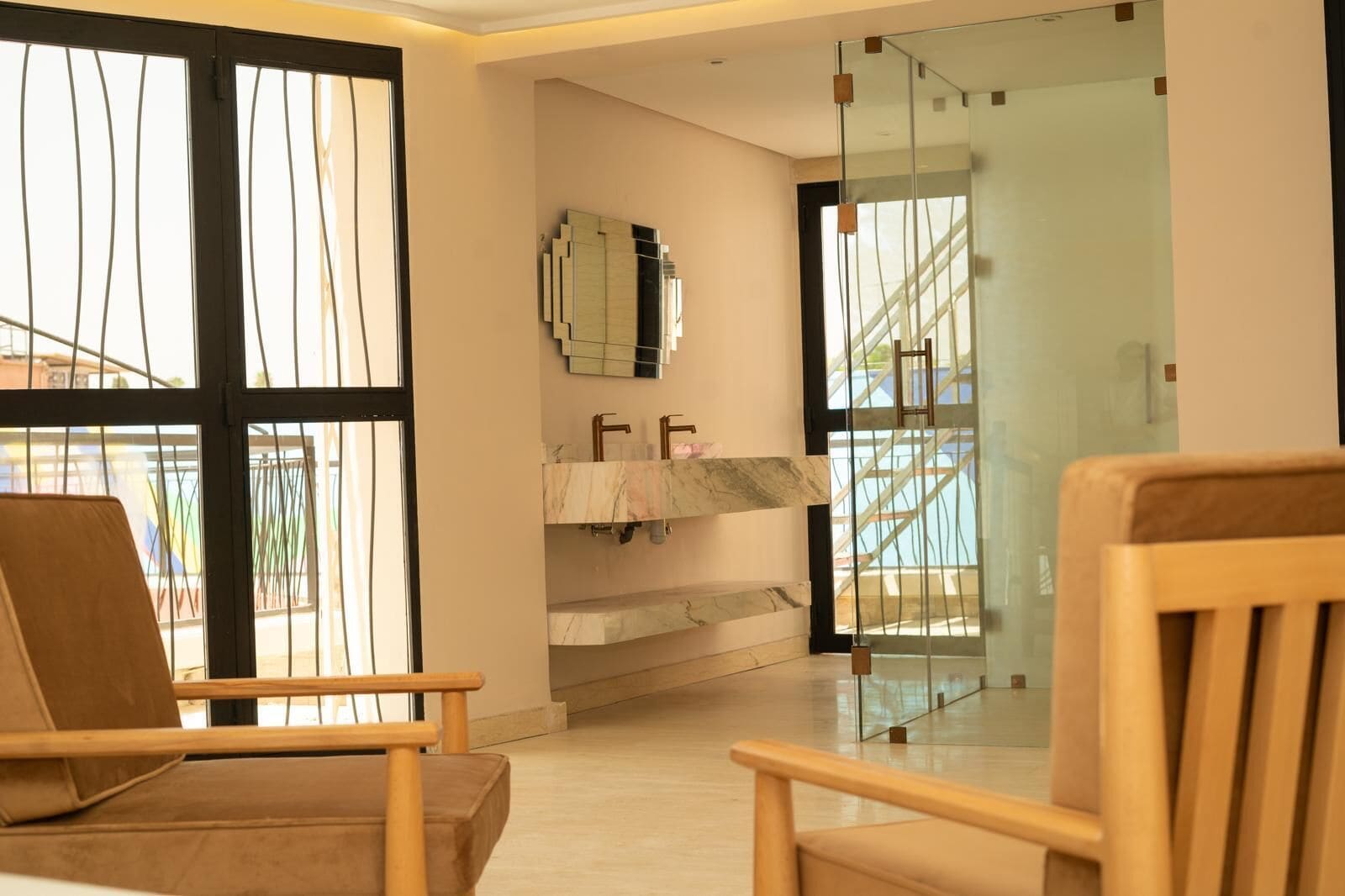 Deluxe Suite | Bathroom | Hair dryer, towels, soap, shampoo