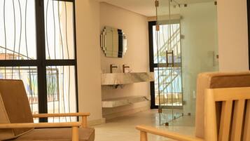 Suite Deluks | Kamar mandi | Pengering rambut, handuk, sabun, dan sampo