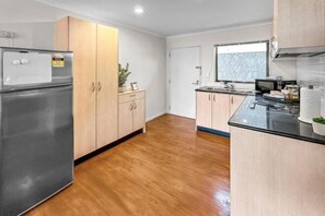Room - Cozy 2-Bedroom Retreat Steps from Sky Tower (Auckland)