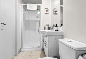 Room - Cozy 2-Bedroom Retreat Steps from Sky Tower (Auckland)