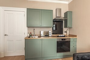 ثلاجة، ميكروويف، فرن، موقد طهي مسطح