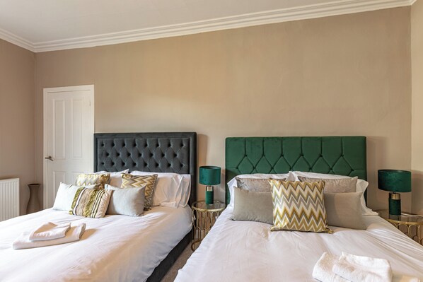 2 عدّة غرف نوم ومكتب ومكواة/لوح كي وواي فاي مجانًا