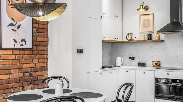Apartment (4) | Private kitchen | Fridge, stovetop, electric kettle, cookware/dishes/utensils