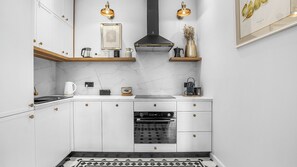 Apartment (4) | Private kitchen | Fridge, stovetop, electric kettle, cookware/dishes/utensils