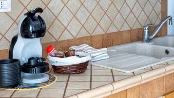 Køleskab, mikrobølgeovn, ovn, kogeplade