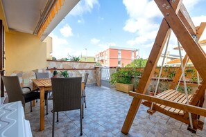 Outdoor dining - Albachiara by the Sea, Villa with Spacious Veranda (Porto Torres)