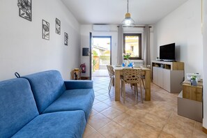 TV - Albachiara by the Sea, Villa with Spacious Veranda (Porto Torres)