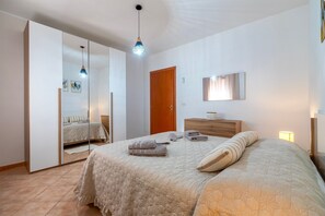2 habitaciones, tabla de planchar con plancha, wifi y ropa de cama 