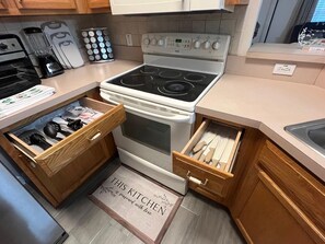 Fridge, microwave, oven, stovetop - Spacious Florida Home Near Rainbow River | Sleeps 10 | Big Yard. (Dunnellon)