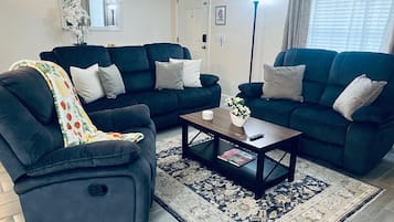 Una televisión, una oficina