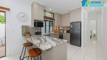 Frigorífic, microones, forn i placa de cuina