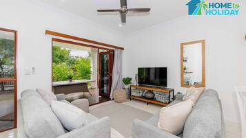 Televisor, llibres i oficines