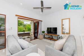 تلفزيون، كُتُب، مكتب