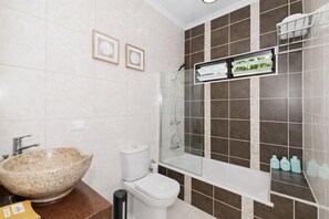 Een douche, een haardroger, handdoeken