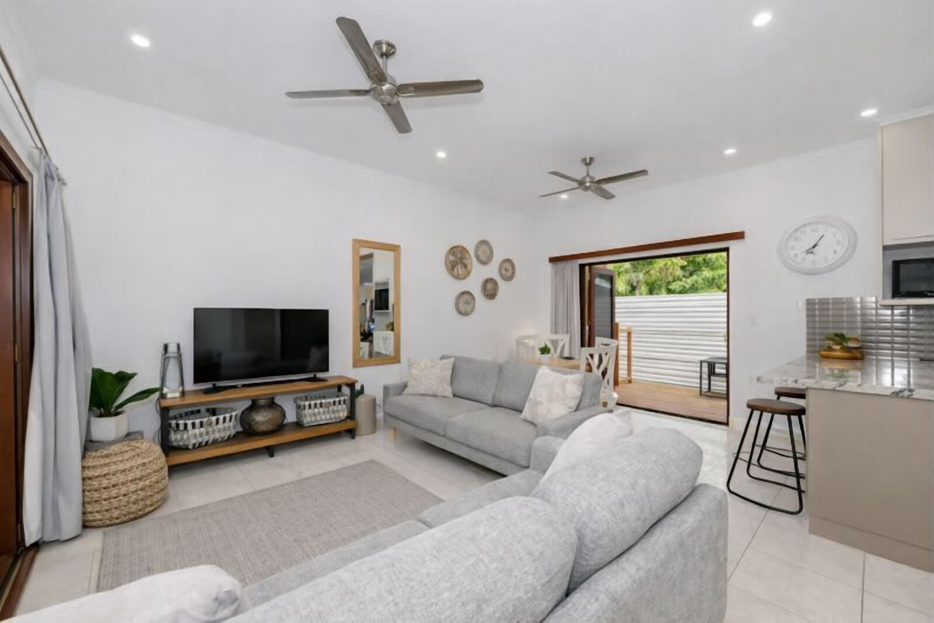 Televisión y oficina 