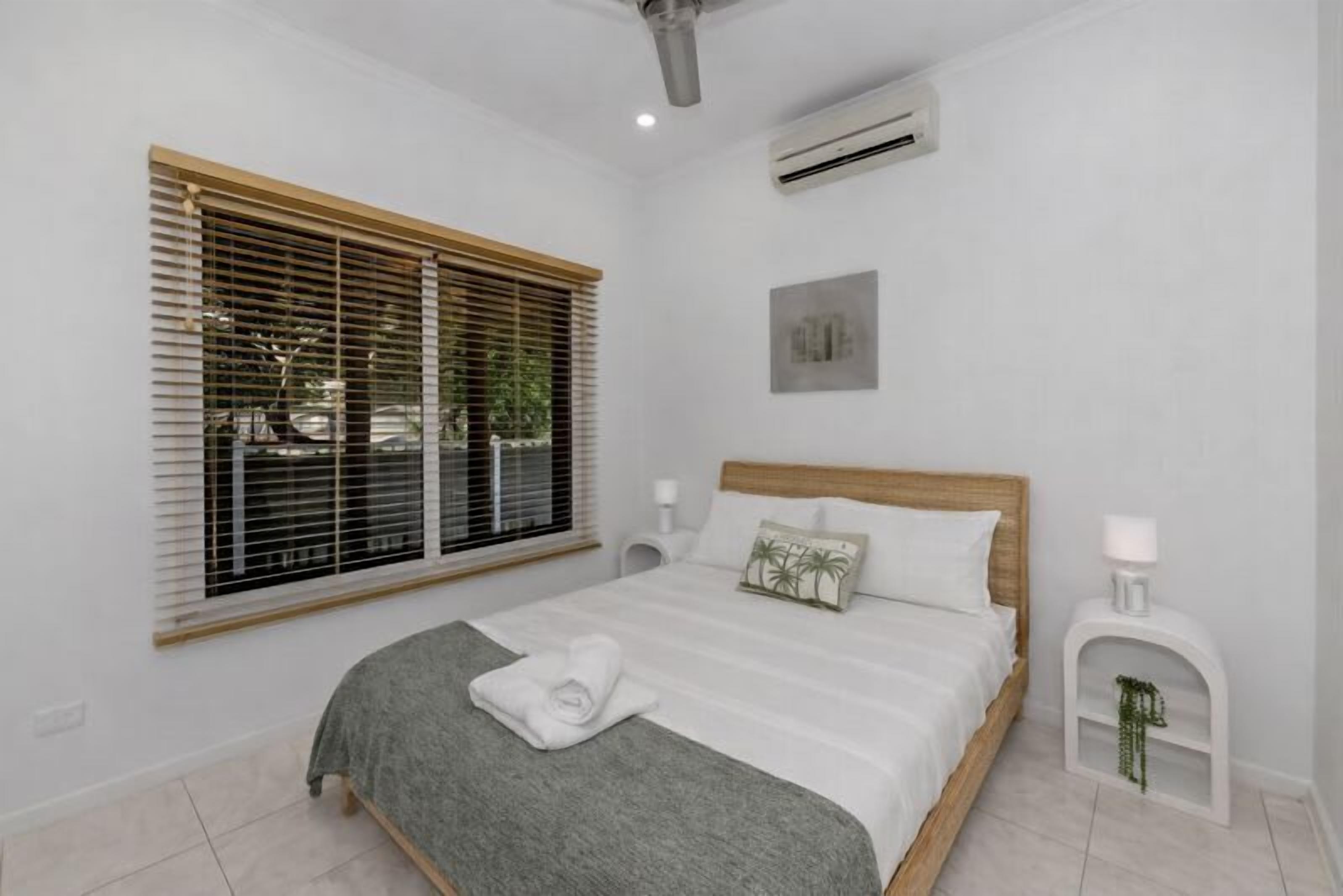 3 habitaciones, tabla de planchar con plancha, wifi y ropa de cama 
