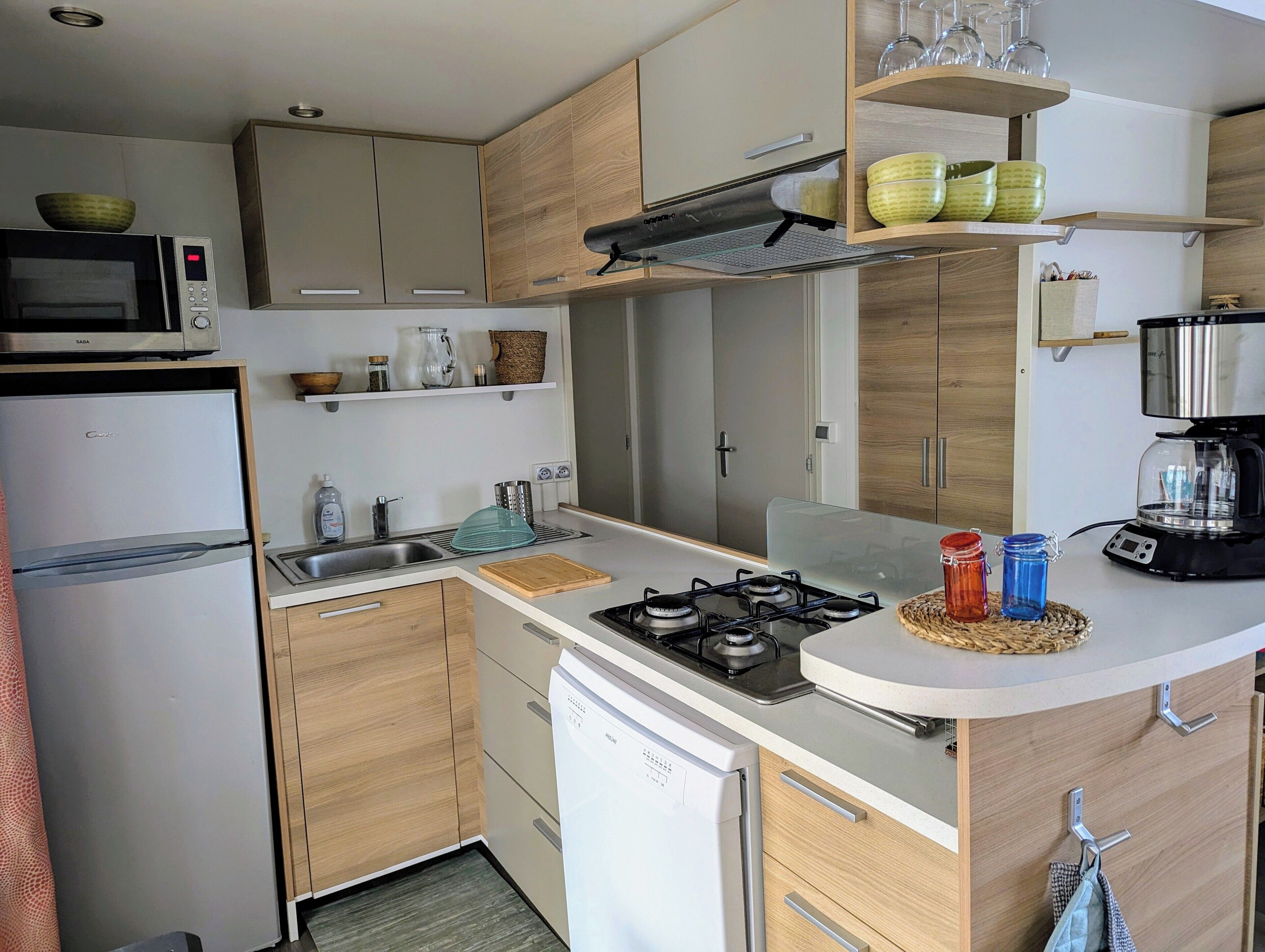 Mikrovågsugn, spishäll och diskmaskin