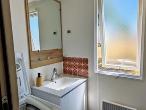 Douche, sèche-cheveux, savon, papier toilette