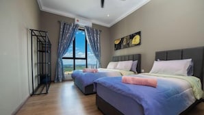 Un dormitorio con dos camas, vistas al exterior y un ventilador de techo.