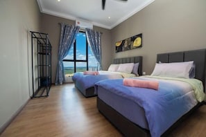 Un dormitorio con dos camas, vistas al exterior y un ventilador de techo.