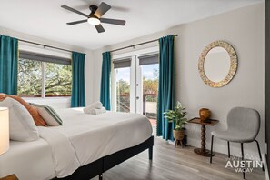 3 عدّة غرف نوم وخزنة داخل الغرفة ومكتب ومكواة/لوح كي