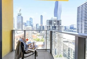 Room - A Chic 2BR Apt, City Views Near Southern Cross (Melbourne)