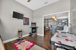 Maison, 4 chambres | Salle de jeux