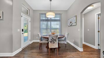 House, 4 Bedrooms | Dining