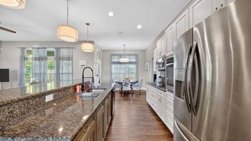 House, 4 Bedrooms | Private kitchen | Fridge, oven, coffee/tea maker