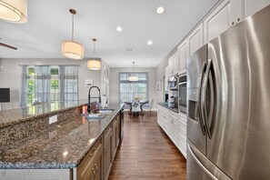 House, 4 Bedrooms | Private kitchen