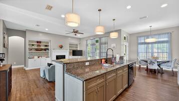 House, 4 Bedrooms | Private kitchen | Fridge, oven, coffee/tea maker