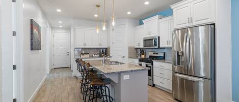 Maison en rangée, 6 chambres | Cuisine privée | Réfrigérateur, un four, cafetiÚre-théiÚre, grille-pain