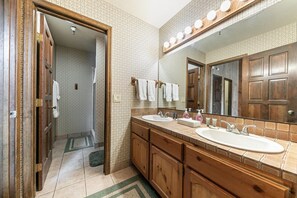 Stadtwohnung, 2 Schlafzimmer | Badezimmer | Handtücher