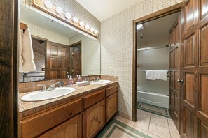 Stadtwohnung, 2 Schlafzimmer | Badezimmer | Handtücher